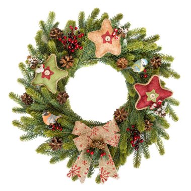 Beyaz arka planda geleneksel kırsal Noel çelengi