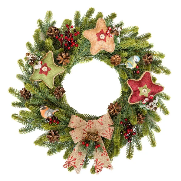 Corona di Natale rustica tradizionale su sfondo bianco — Foto Stock