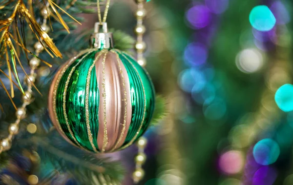 Grüne Weihnachtskugel liegt auf dem Weihnachtsbaum — Stockfoto