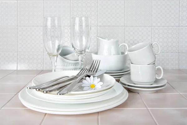 Limpar pratos na mesa da cozinha — Fotografia de Stock