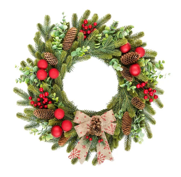 Couronne de Noël rustique traditionnelle sur fond blanc — Photo