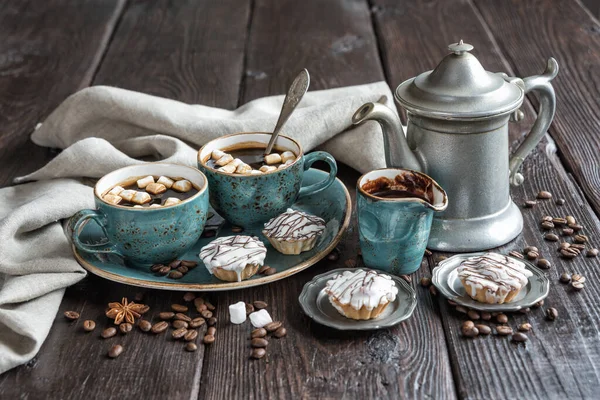 Rustikk Stilleben Med Blå Årgangskopper Svart Kaffe Kaker Marshmallows Antikk – stockfoto