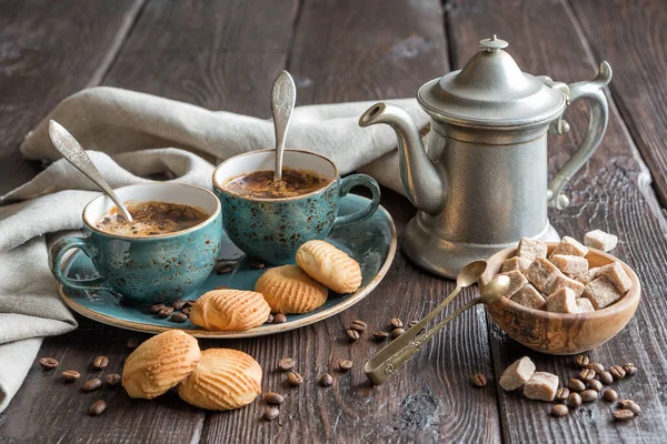 Zwei Blaue Vintage Tassen Mit Schwarzem Kaffee Keksen Und Antiker — Stockfoto