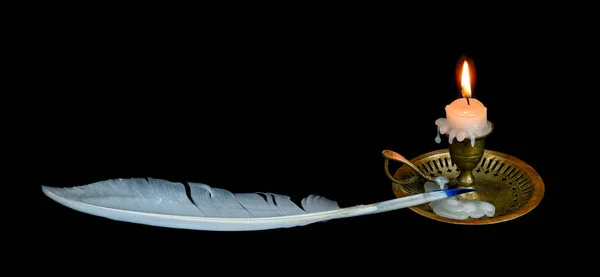 Concepto Creatividad Con Una Pluma Blanca Una Vela Encendida Candelero — Foto de Stock