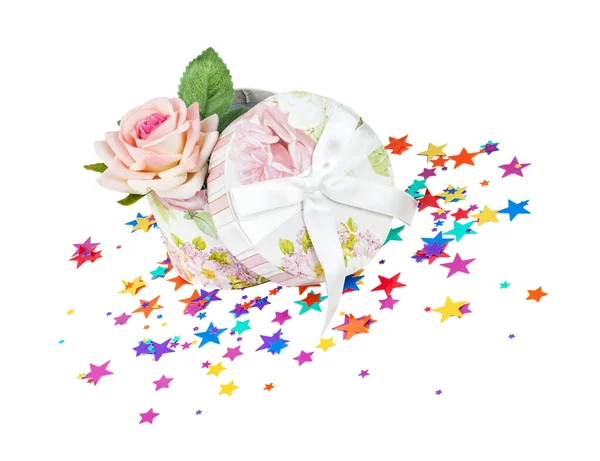 Caja Regalo Con Flor Rosa Sobre Fondo Confeti Forma Estrellas — Foto de Stock