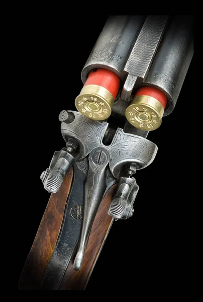 老式双枪管猎枪的机制 枪弹特写 背景为黑色 — 图库照片