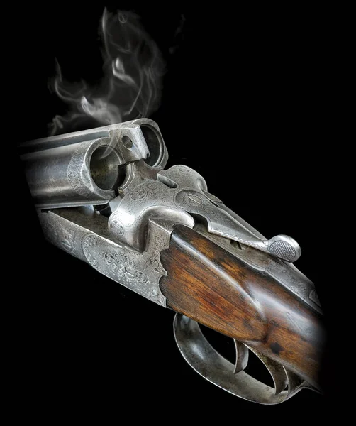 Mechanismus Vintage Dvouhlavňové Lovecké Pistole Kouřem Zblízka Izolované Černém Pozadí — Stock fotografie