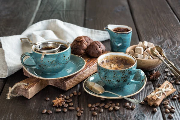 Rustik Stilleben Med Blå Vintage Koppar Svart Kaffe Kakor Och — Stockfoto