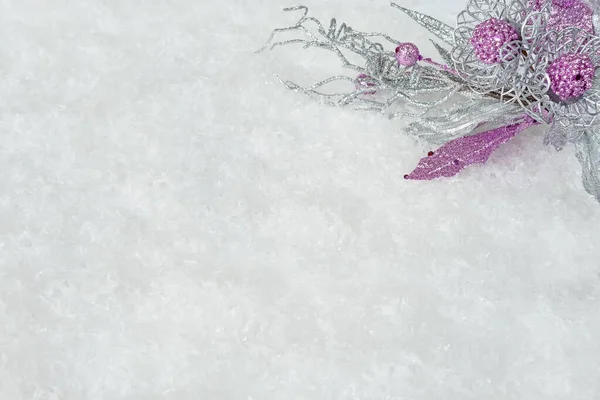 Juldekoration Med Rosa Silver Blommor Och Grenar Vit Snö Bakgrund — Stockfoto