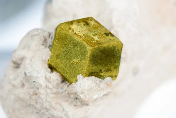Enkel Kristal Van Natuurlijke Groene Edelsteen Granaat Andradiet Matrix Close — Stockfoto