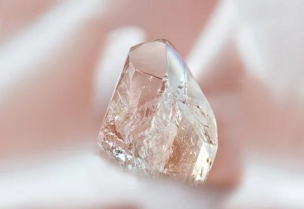 Natürlicher Transparenter Kristall Aus Klarem Edelweintopas Auf Rosa Hintergrund — Stockfoto