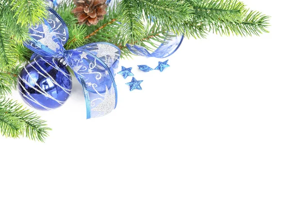 Kerstcompositie Met Groene Sparren Takken Blauwe Kerstbal Geïsoleerd Een Witte — Stockfoto