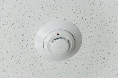 Beyaz yangın alarmı tavanda.