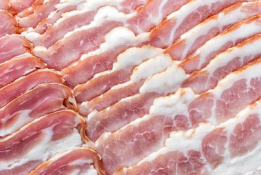 Yemek arkaplanı olarak ince dilimler halinde domuz pastırması.