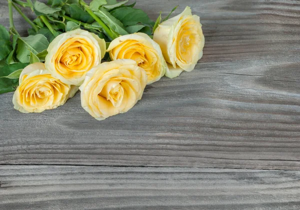 Bouquet Yellow Roses Lying Gray Background Old Wooden Unpainted Boards — Stock Photo, Image