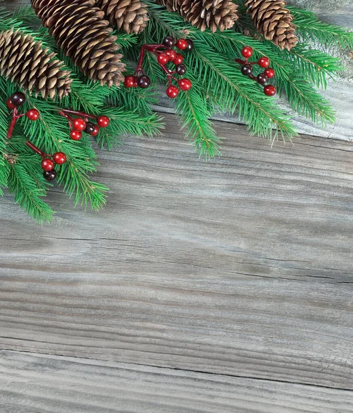 Vánoční Kompozice Zelenými Jedlovými Větvemi Jedlovými Kužely Červenými Cesmínovými Bobulemi — Stock fotografie