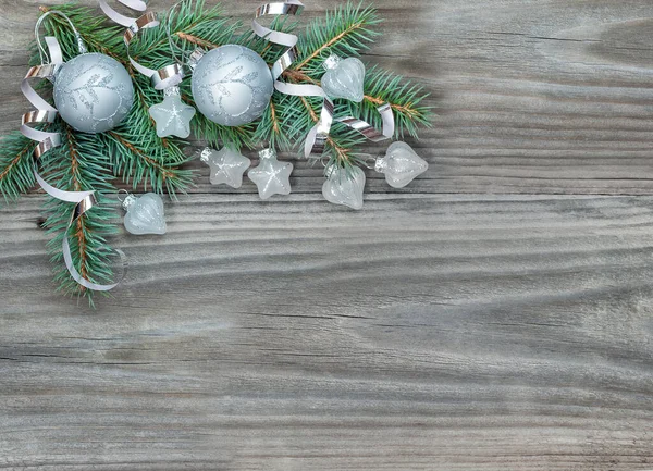圣诞作曲 绿杉枝条 银质装饰 木制背景 愿复制空间 — 图库照片