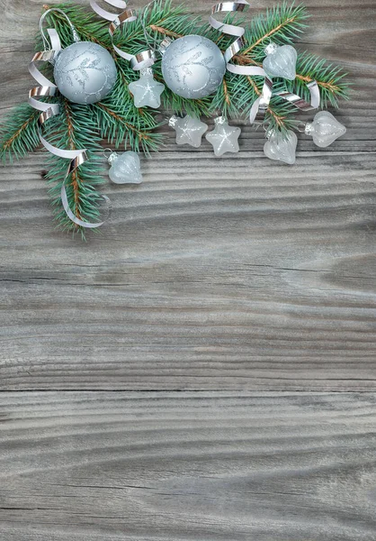 Tahta Arka Planda Yeşil Köknar Dalları Gümüş Süslemeleri Olan Noel — Stok fotoğraf