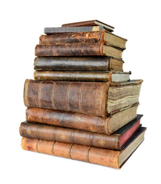 Beyaz arkaplanda izole edilmiş eski kitap yığını