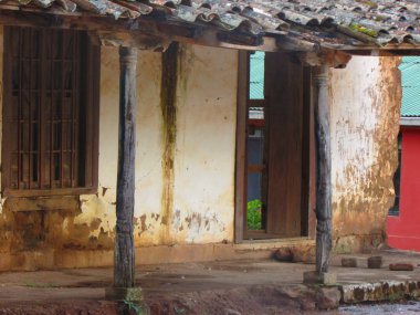 Terk edilmiş eski tarz Şili 'deki koloni evi.