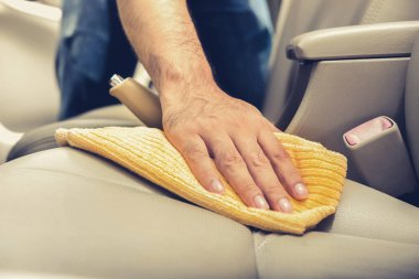 Deri Oto Koltuğu mikrofiber bezle temizlik bir adam 