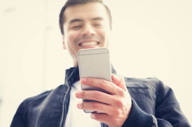 Smarthone kullanan genç adam