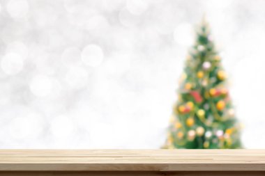 Ahşap masa üstü üzerinde Noel ağacı arka plan bulanıklık