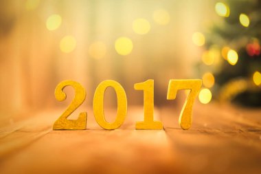 Altın 2017 ahşap masa üzerinde rakamlar