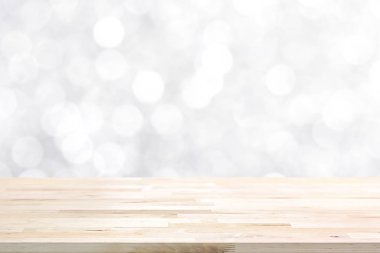 Ahşap masa üstü parlak beyaz bokeh arka plan üzerinde