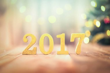 Altın 2017 ahşap masa üzerinde rakamlar