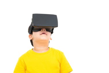 VR (veya sanal gerçeklik) kulaklık giyen sevimli küçük çocuk