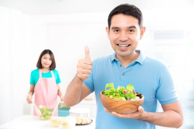 Asya çift evde salatası yapmak
