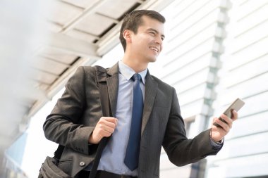 Yürürken cep telefonuyla işadamı