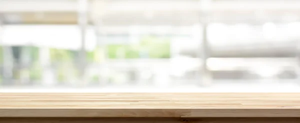 Holz Tischplatte auf verschwommenem Küchenfenster Hintergrund — Stockfoto