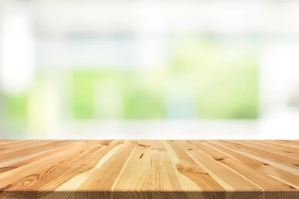 Tampo da mesa de madeira no borrão fundo verde branco da cozinha windo — Fotografia de Stock