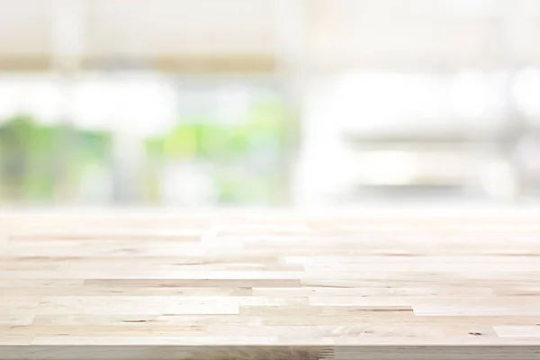 Houten tafelblad op keuken venster achtergrond wazig — Stockfoto