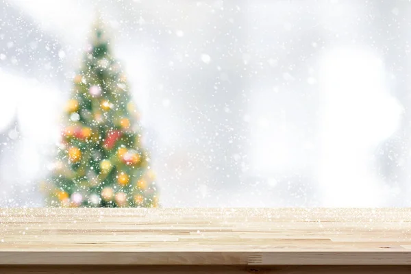 Houten tafelblad op kerstboom achtergrond wazig — Stockfoto