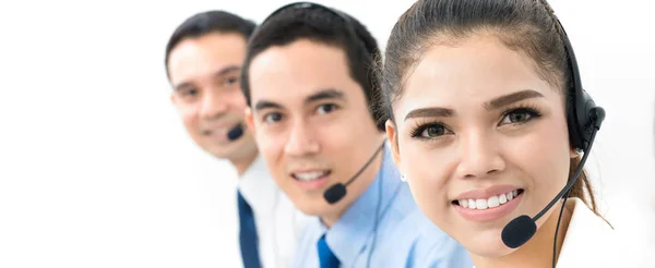 Lachende Aziatische call center (of telemarketeer) team — Stockfoto