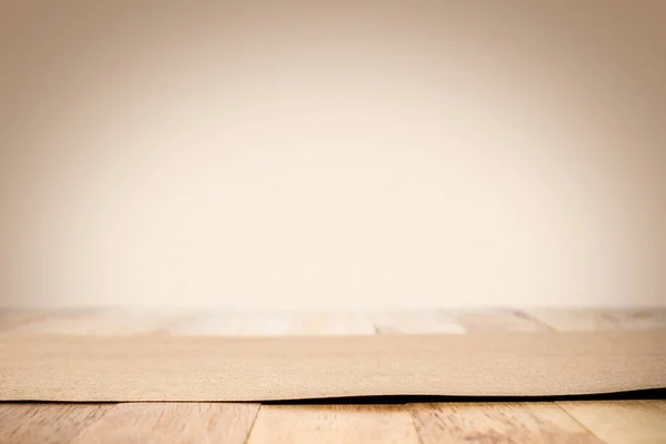 Braunes Papier auf Holztischplatte im hellbraunen Farbverlauf Hintergrund — Stockfoto