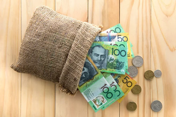 Peníze, australský dolar (Aud), vysypaly ze sáčku — Stock fotografie