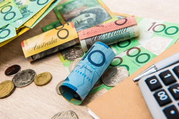 Peníze, australský dolar (Aud), s notebookem a kalkulačka na stůl — Stock fotografie