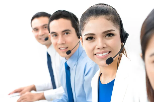 Asiático call center (ou telemarketer) equipe — Fotografia de Stock