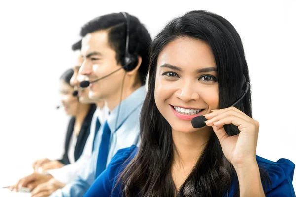 Asiática mujer de negocios en call center — Foto de Stock