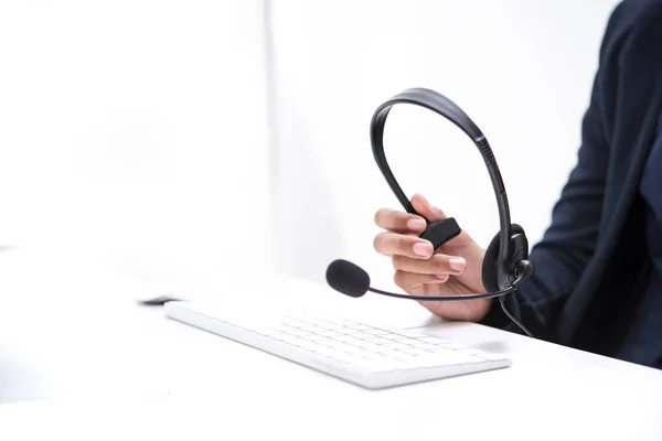 Vrouw hand met microfoon headset — Stockfoto