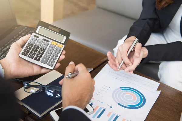 Mensen uit het bedrijfsleven berekenen en bespreken van financiële documenten — Stockfoto