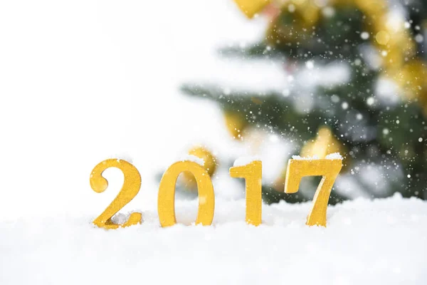 Золотые цифры 2017 года в снегопаде — стоковое фото