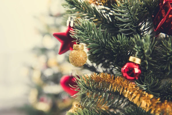クリスマス ツリーに光沢のあるきらびやかな装飾の装飾 — ストック写真