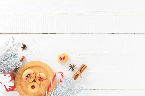 クッキー、キャンディー杖とクリスマスの白い木製のアイテムを飾る — ストック写真