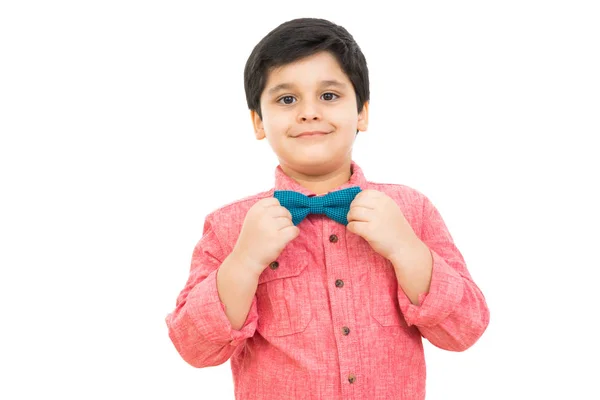 Sonriente lindo niño usando corbata de lazo —  Fotos de Stock