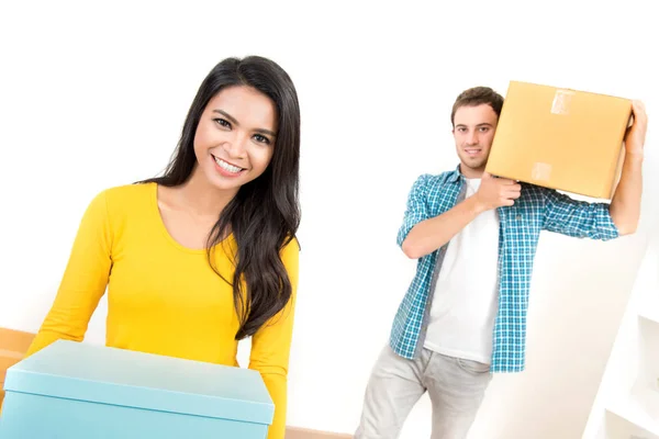 Casal jovem carregando caixas que se movem para casa nova — Fotografia de Stock